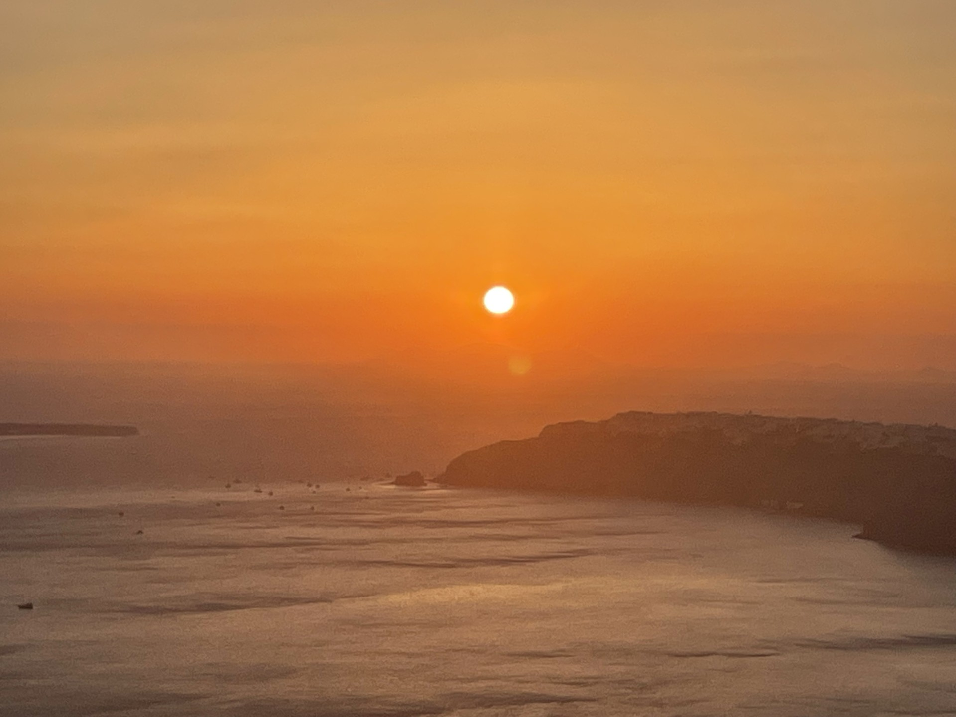 Solnedgang over havet ved stranden